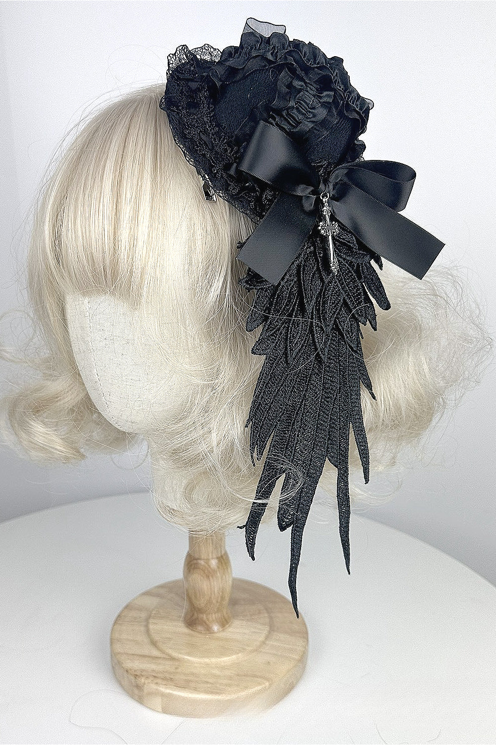 Single Wing Gothic Feather Hat Hair Accs Main image