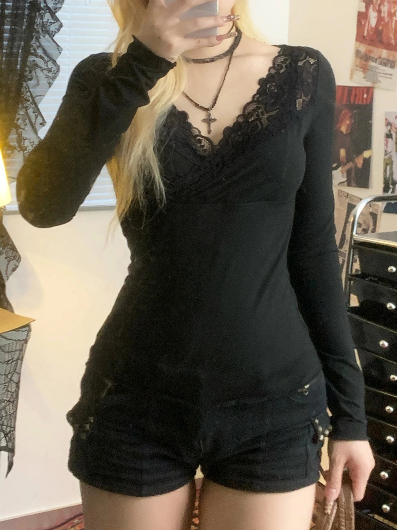 Grunge Lace V-neck Knit Top Secondary image