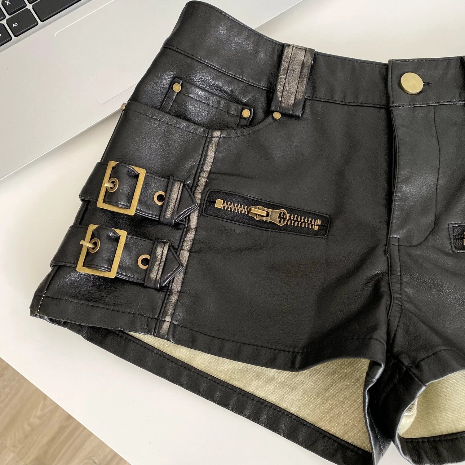 Vintage Zipper Detail Leather Shorts Secondary image