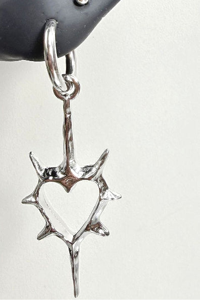 Gothic Thorn Heart Stud Earrings Secondary image